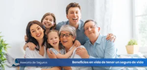 Chicas agradables, su madre, padre, abuelo y abuela disfrutan pasar tiempo juntos en casa, tiempo familiar