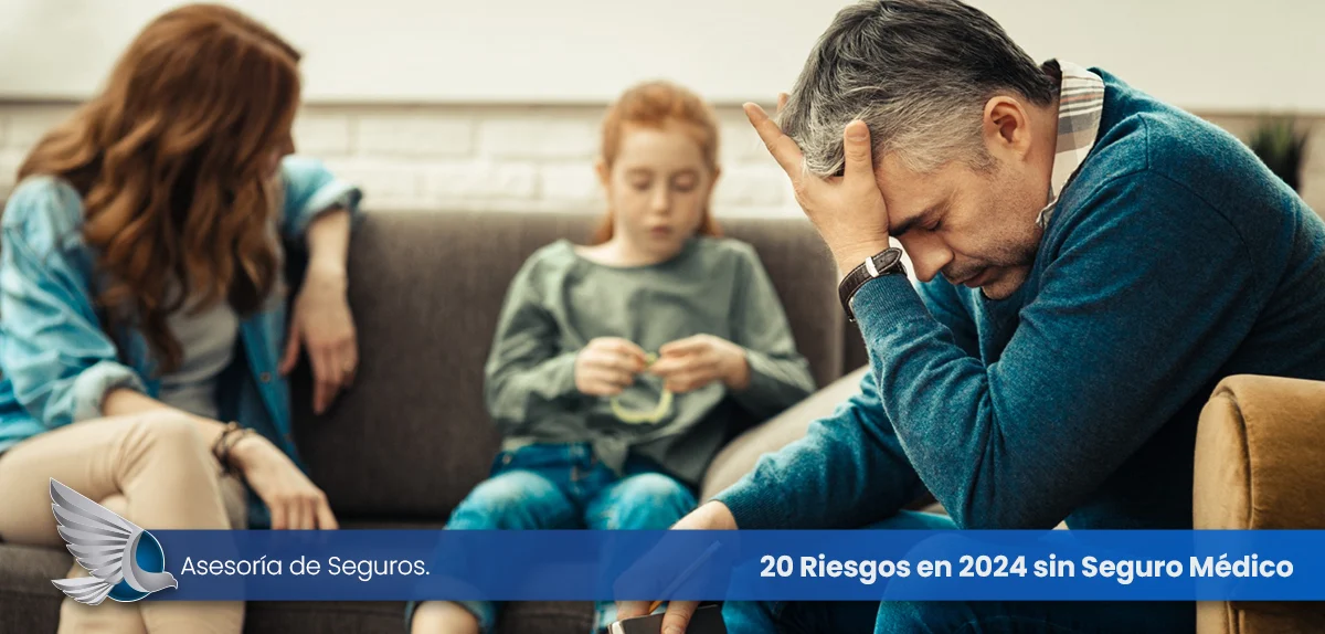 20 Riesgos Inminentes En 2024 Sin Seguro Medico, familia muy preocupada sentada en muebles dentro de casa