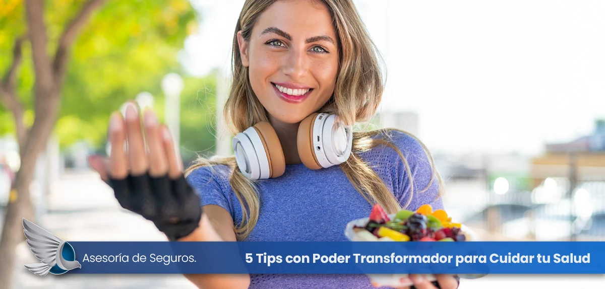 Joven bonita mujer deportiva sosteniendo un tazón de fruta al aire libre invitando a venir con la mano feliz