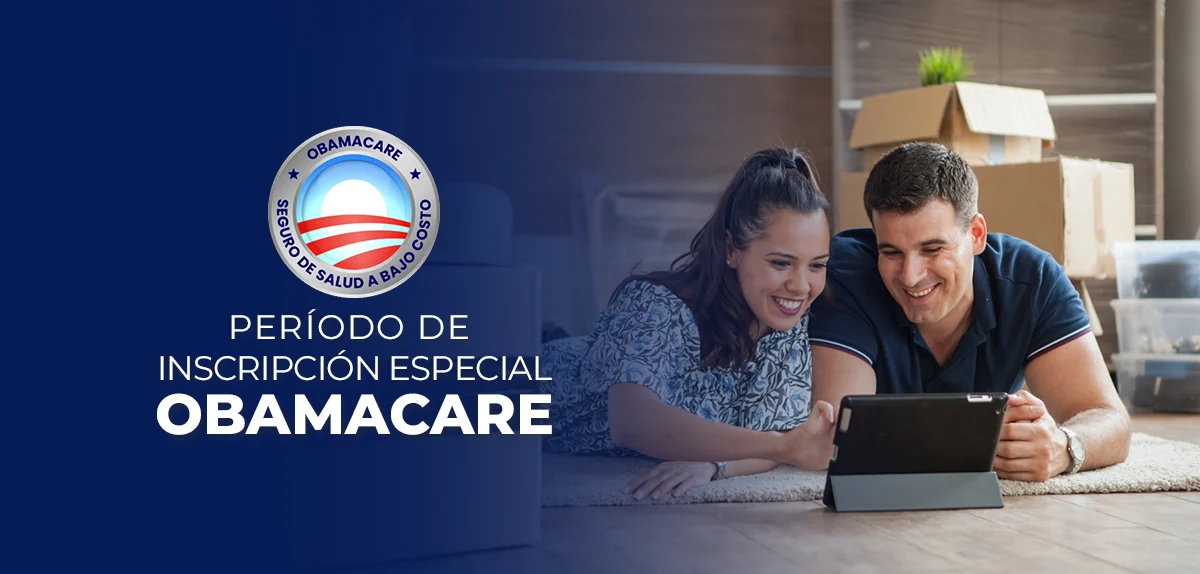 matrimonio joven en su casa nueva acostados en el piso viendo una tablet, Obamacare