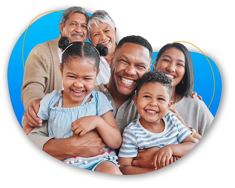 Imagen de familia latina sonriendo mirando a la camara abuelos padres hijos y nietos Blue Elite Group