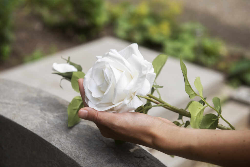 ¿Qué pasa si tú o un familiar fallece lejos de casa?